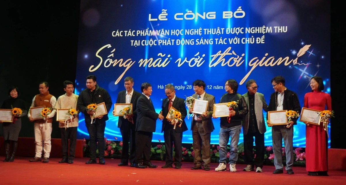 Các tác giả nhận chứng nhận tác phẩm sống mãi với thời gian lĩnh vực văn học